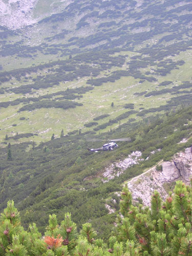 10Hubschrauber-ueber-der-Bergkante